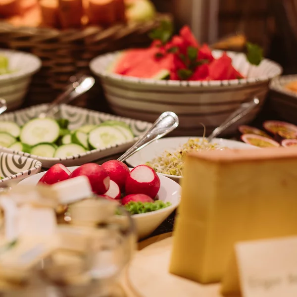 Frühstücksbuffet Käse und verschiedenes Gemüse