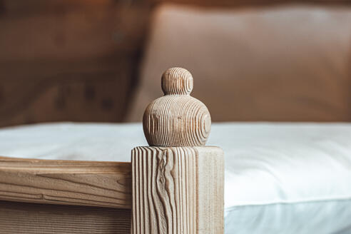 detail wooden bed double room Komfort plus