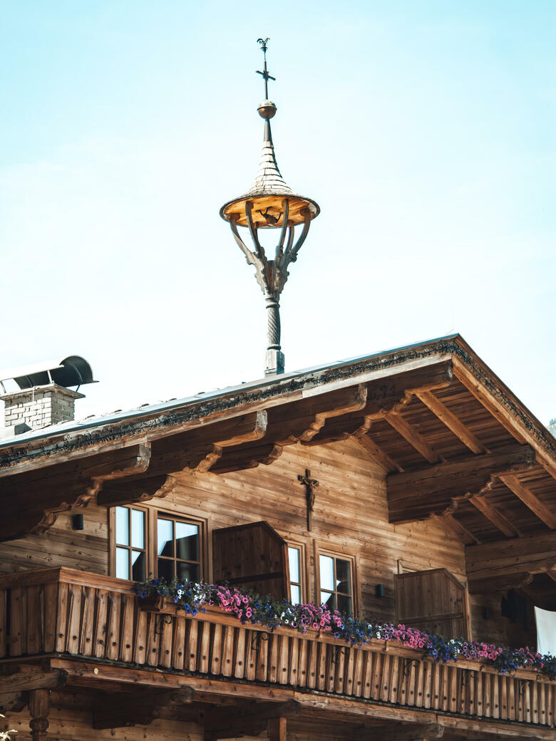 Außenansicht Sommer mit Dachgiebel aus Holz