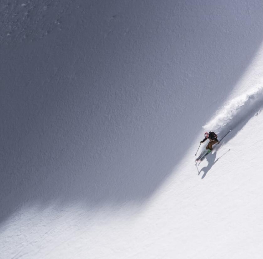 Skifahrer im Tiefschnee