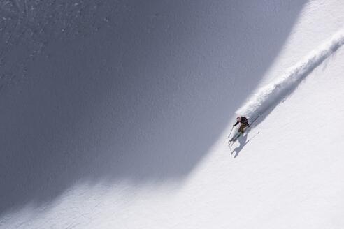 Skifahrer im Tiefschnee