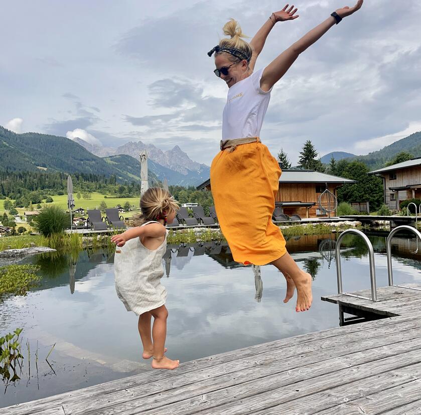 Springende Frau