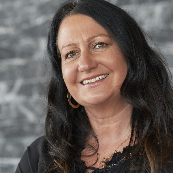 Portrait einer Frau mit langen schwarzen Haaren