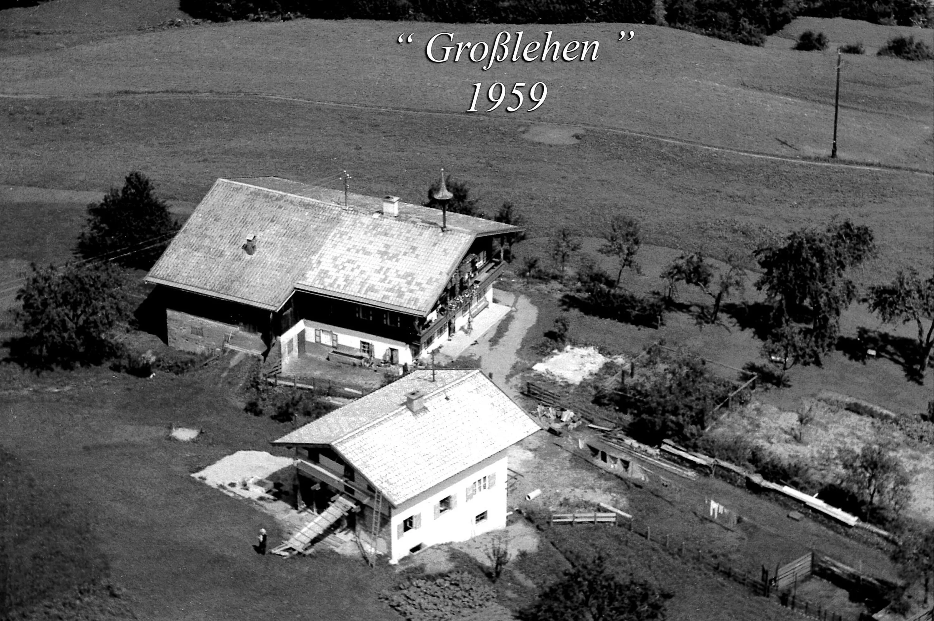 historische Luftaufnahme eines Bauernhofs