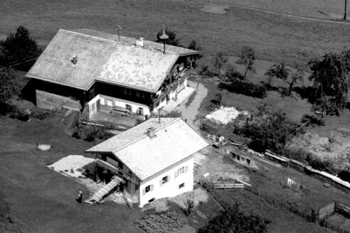 historische Luftaufnahme eines Bauernhofs