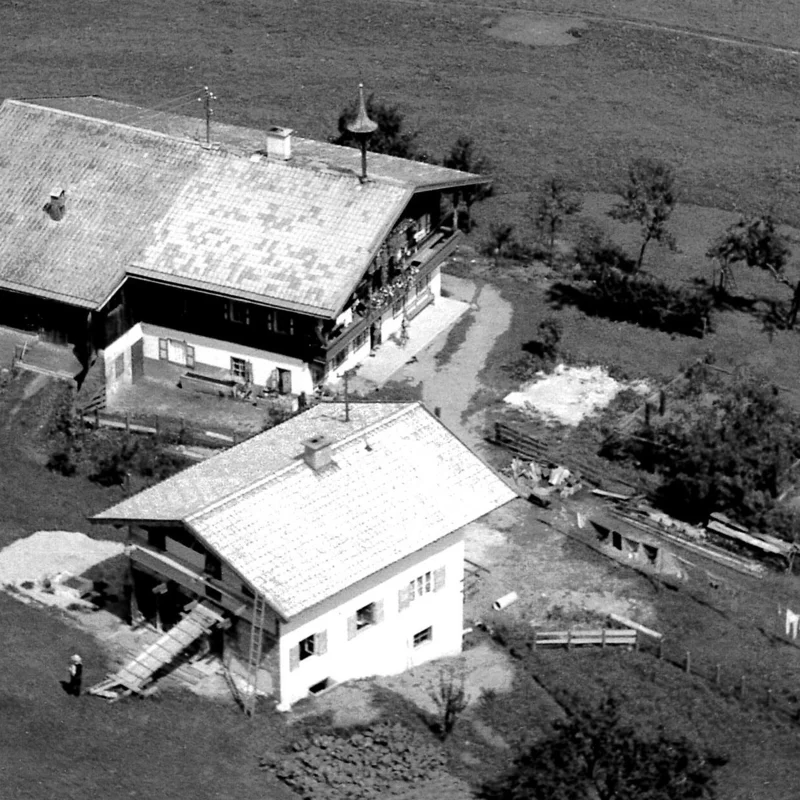 historische Luftaufnahme eines Bauernhofs