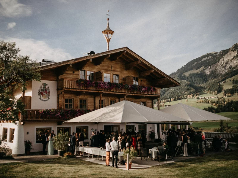 Hotel außen mit Terrasse