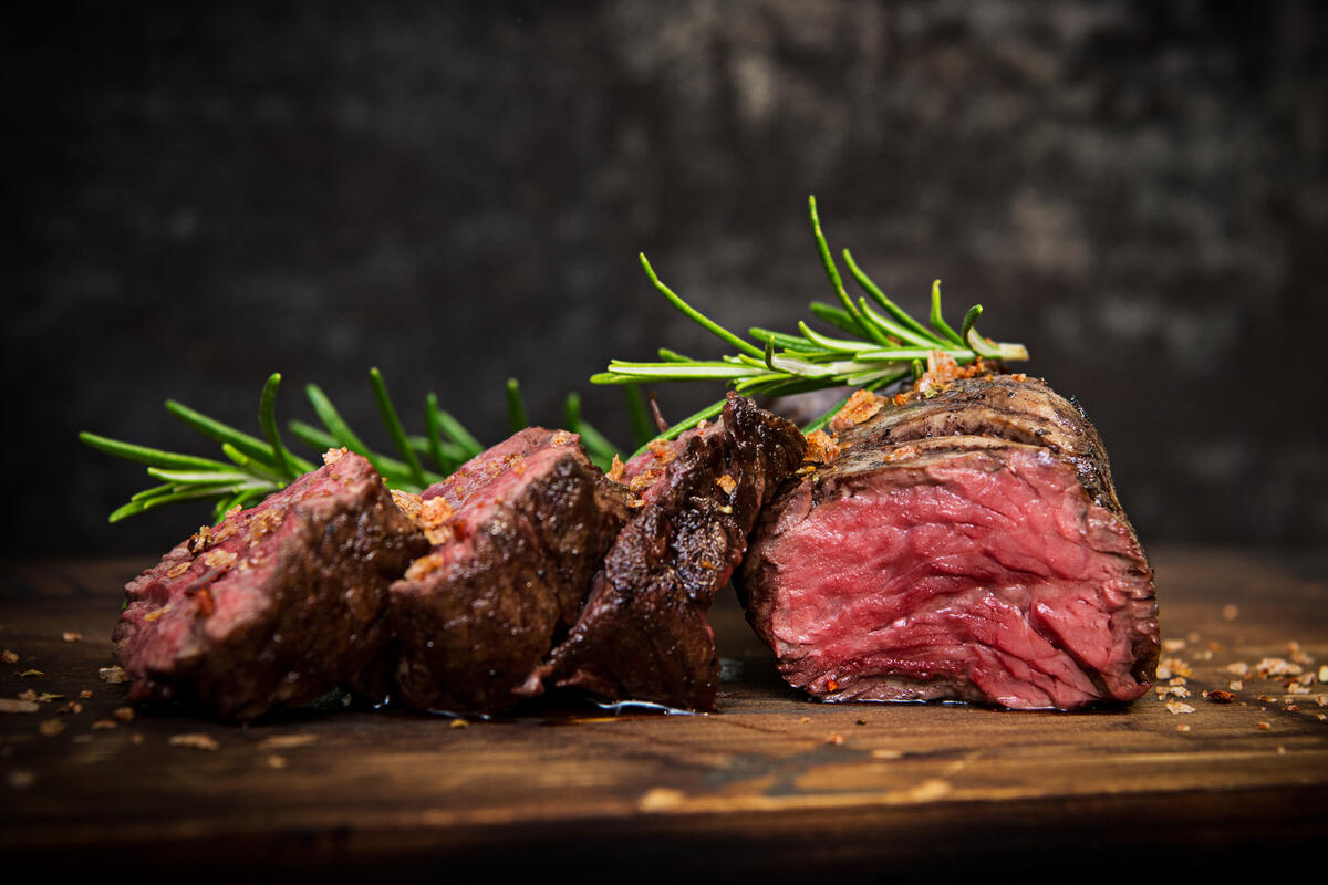 Hotel Chalets Grosslehen Steak Steak in Scheiben geschnitten mit Rosmarien
