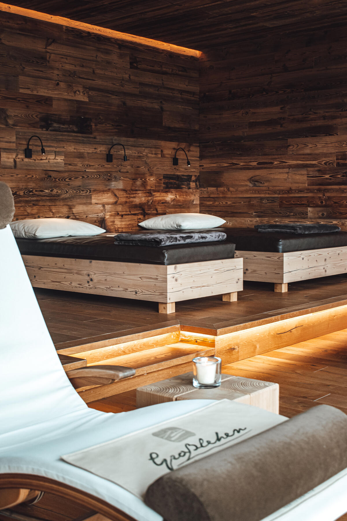 Hotel Chalets Grosslehen Ruheraum mit Liegen und Betten Ruheraum mit Liegen und Betten