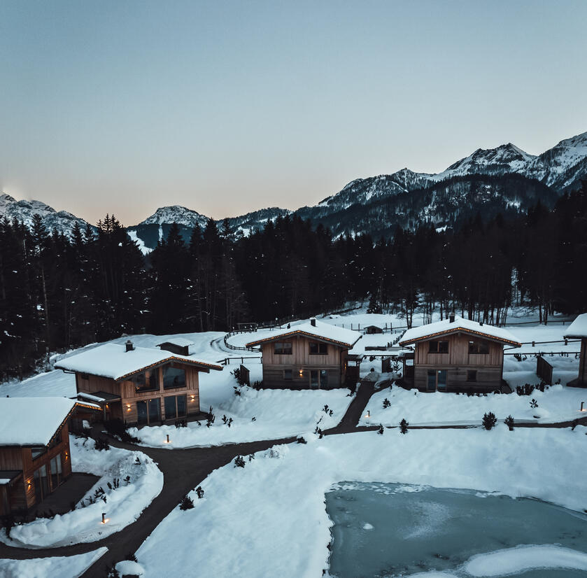 Chalets von Außen, im Hintergrund die Berge