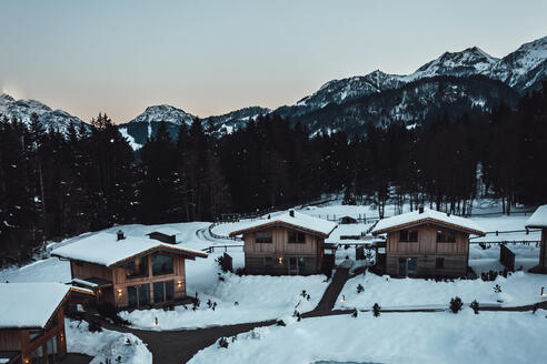 Chalets von Außen, im Hintergrund die Berge