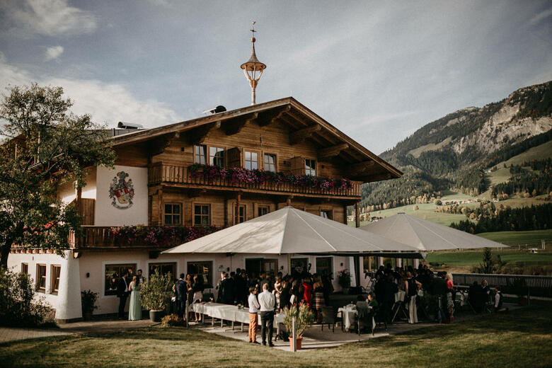 Hotel außen mit Terrasse