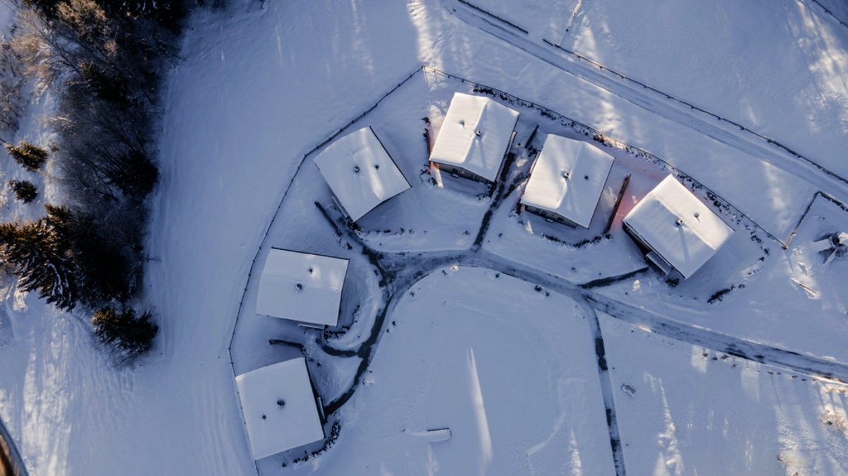Chalets im Winter Drohnenansicht