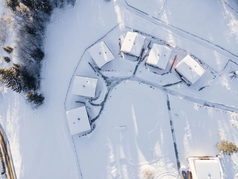Chalets im Winter Drohnenansicht