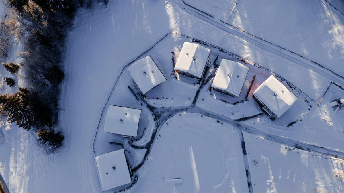 Chalets im Winter Drohnenansicht