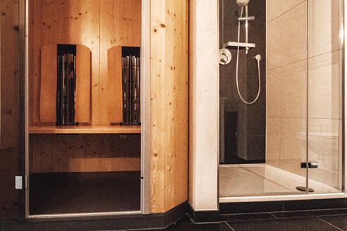 Sauna und Dusche Hotel Chalets Grosslehen Gutshaus Suite
