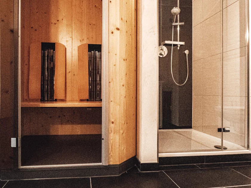 Sauna und Dusche Hotel Chalets Grosslehen Gutshaus Suite