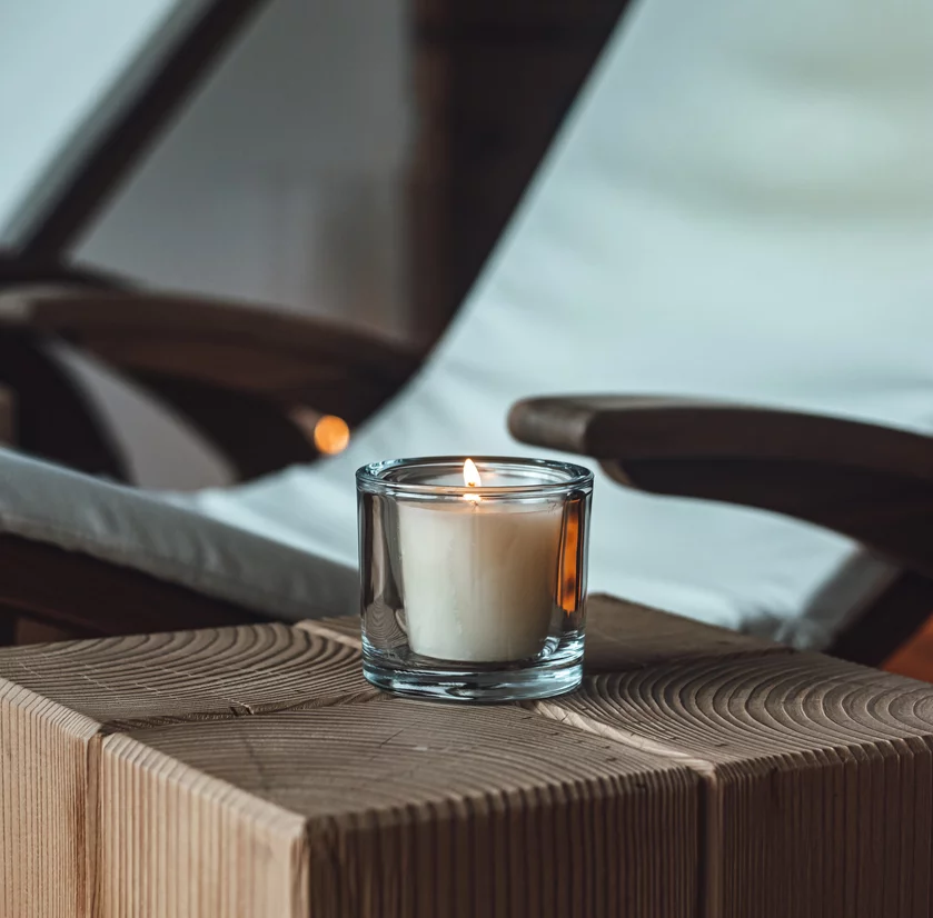 Hotel Chalets Grosslehen Ruheraum Liegen mit Kerze Liegen mit Kerze