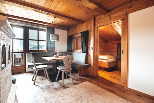 Sitzecke mit Kaminofen Appartement Grosslehen