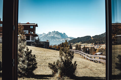 Blick aus dem Chalet in die Berge