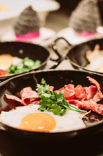 Frühstücksbuffet Spiegeleier mit Speck