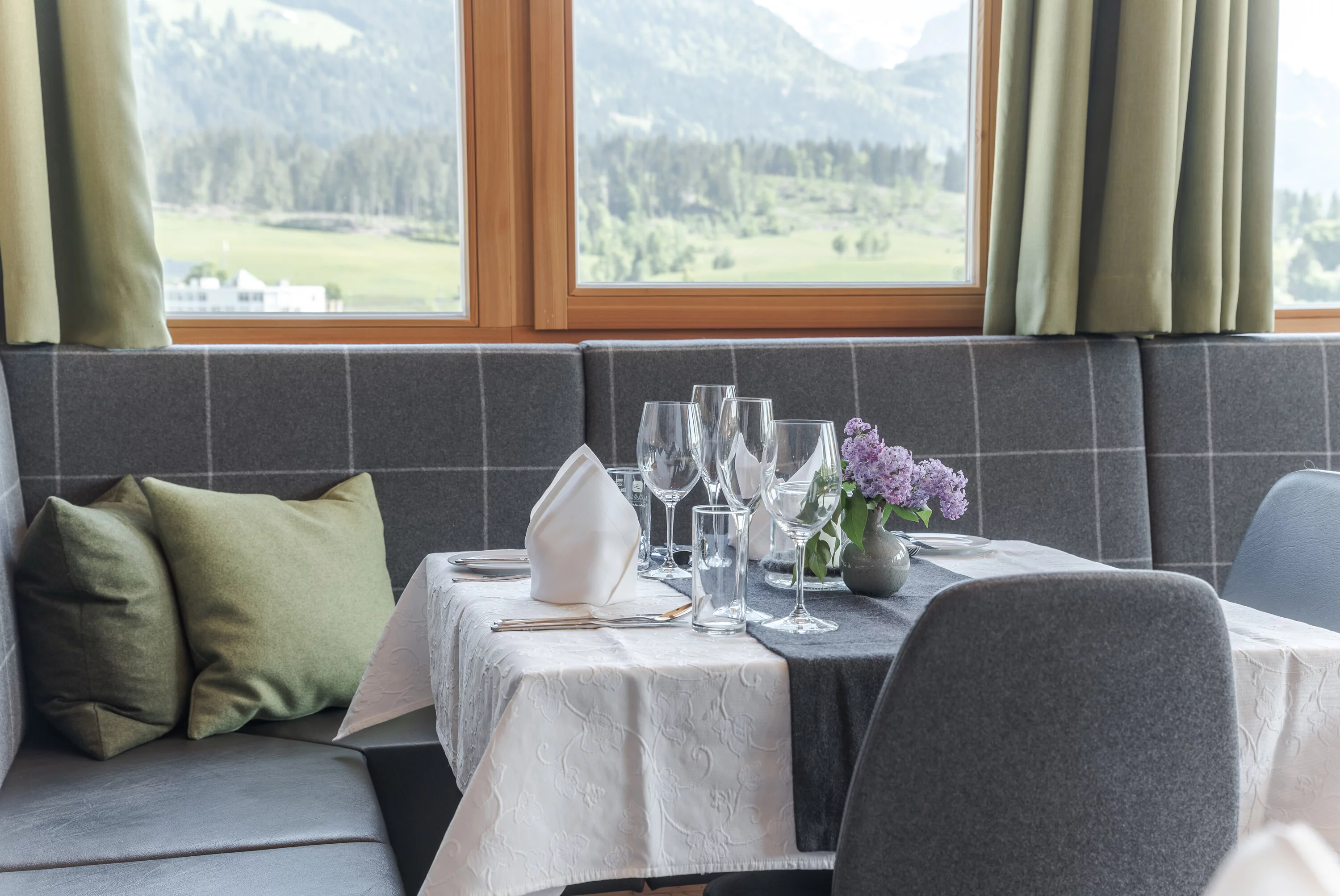 gedeckter Tisch in Panoramastube