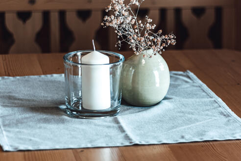 Sitzecke Detail Dekoration mit Kerze & Blumen am Tisch Juniorsuite Gutshaus