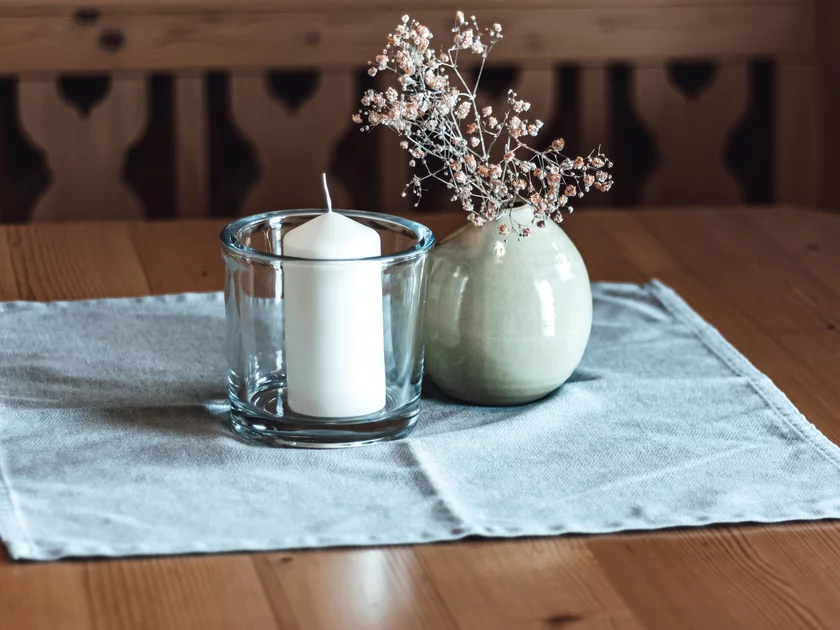 Sitzecke Detail Dekoration mit Kerze & Blumen am Tisch Juniorsuite Gutshaus