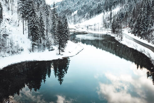 Naturaufnahme Winterlandschaft mit See